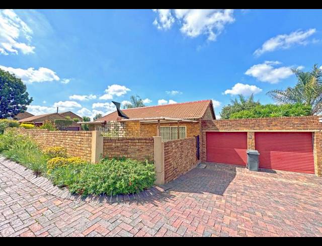3 BEDROOM TOWNHOUSE FOR SALE IN WILGEHEUWEL